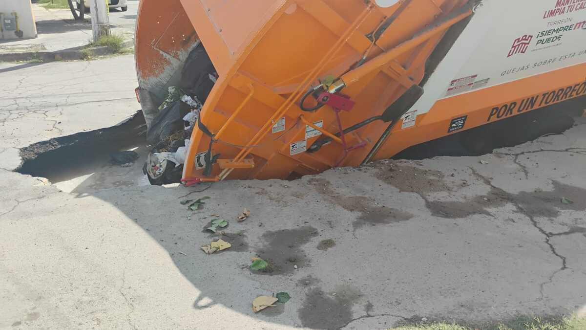 un camión recolector de basura perteneciente a la empresa PASA cayó en un pozo enorme.