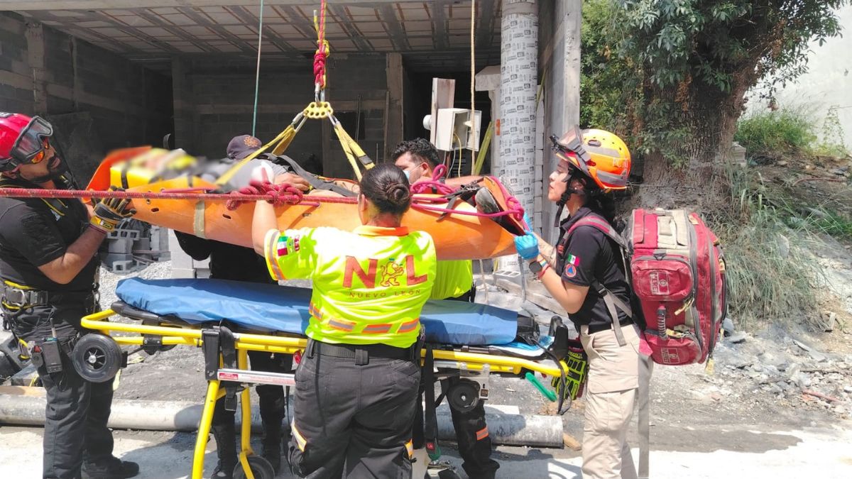 Un trabajador de la construcción cayó de un andamio en una obra del sector El Barro, en Monterrey, y fue trasladado a un hospital.