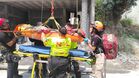 Un trabajador de la construcción cayó de un andamio en una obra del sector El Barro, en Monterrey, y fue trasladado a un hospital.