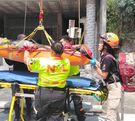 Un trabajador de la construcción cayó de un andamio en una obra del sector El Barro, en Monterrey, y fue trasladado a un hospital.