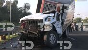 Autoridades laboran sobre el Circuito Exterior Mexiquense para retirar la unidad volcada. | Telediario