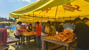 Una foto de las familias preparando la comida para la fiestas patronales de San Juan de Ocotán