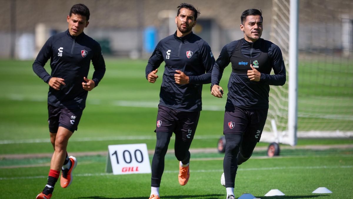 Jugadores de Atlas entrenando en la Academia AGA en Guadalajara
