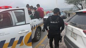Autoridades evacuando a personas del Puerto Noas por fallas en el suministro de energía en el Teleférico de Torreón.
