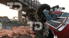Trailer vuelca en carretera México-Puebla