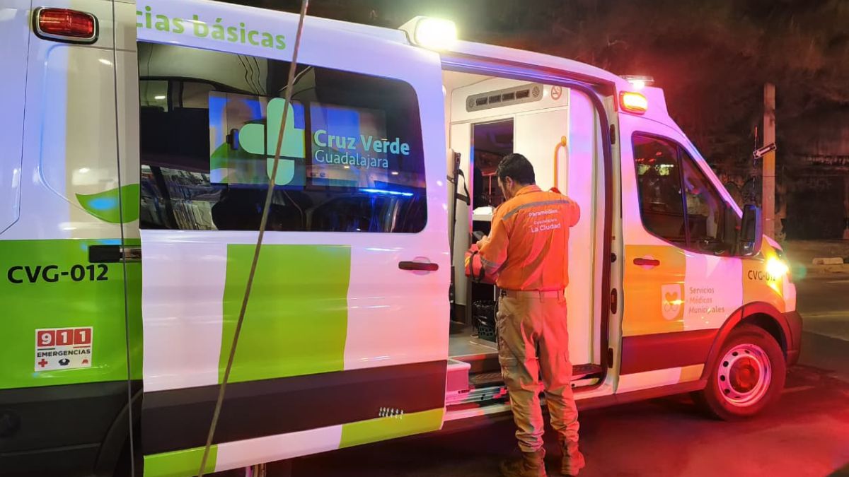 Un hombre de 39 años logró escapar de sus captores en Guadalajara tras ser privado de la libertad. Se ocultó bajo autos para salvarse. Conoce más.