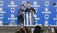 Hugo Cuypers en su presentación con Rayados.