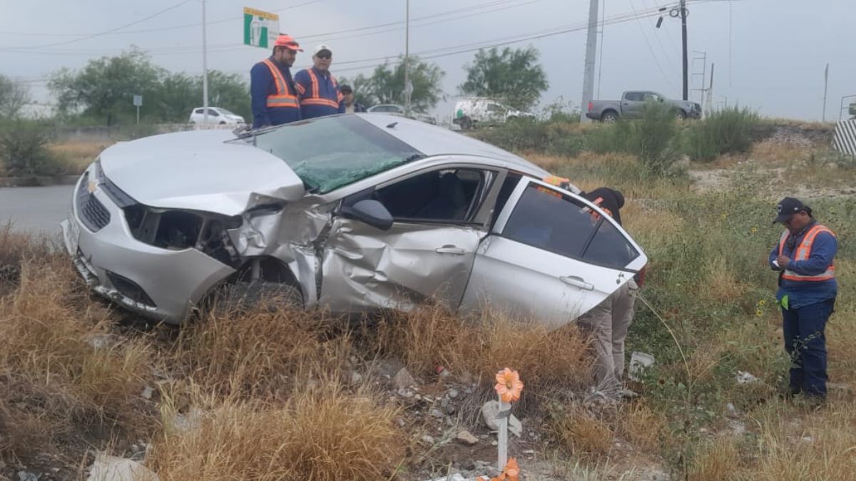 Un conductor resultó lesionado tras intentar cruzar las vías del tren en Escobedo; fue trasladado al Hospital 21 del IMSS para recibir atención médica.