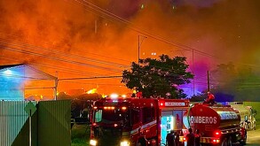 Un fuerte incendio se registró la tarde de este jueves en una recicladora de cartón ubicada en la colonia San Sebastián, al sur de León.