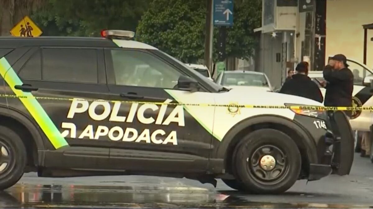 Joven de 23 años asesinado por 2 encapuchados en Apodaca. Víctima llevaba arma. Fiscalía investiga móvil: Ajuste de cuentas o venganza en Casas Reales.