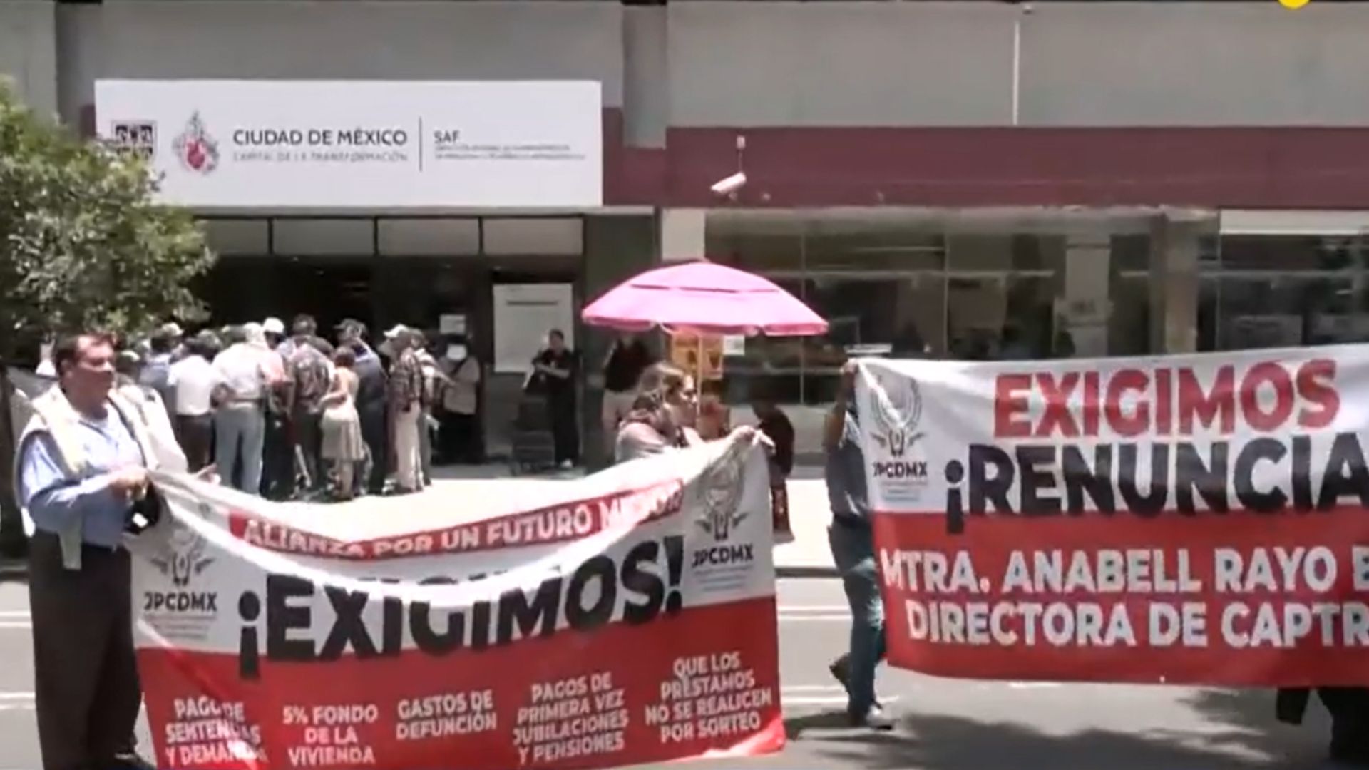 Jubilados bloquean Fray Cervantes exigiendo destitución de Anabel Rayo Bello. Demandan pagos pendientes, auditorías y diálogo con Clara Brugada.