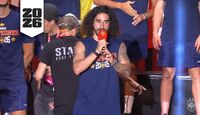 Marc Cucurella cantando su canción en los festejos de España tras el Mundial 2026.
