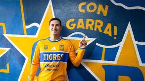 Mauro Lainez posando con la nueva jersey de Tigres para el Apertura 2026 dentro del Estadio Universitario.