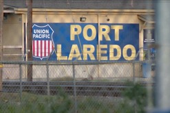 En esta imagen tomada de un video facilitado por KGNS, se muestra la señalización de Union Pacific en una playa de vías en Laredo, Texas, el 10 de mayo de 2026