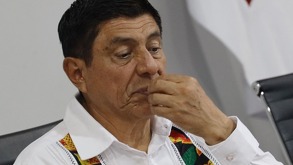 Gobernador Salomón Jara con las manos sobre la boca y con la mirada cabizbaja.