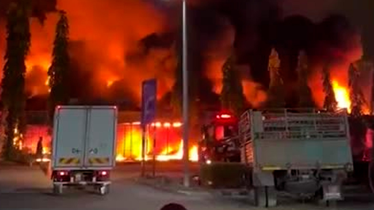Las imágenes muestran cómo las llamas envuelven las instalaciones del mercado mayorista de Selangor, mientras los transeúntes observan desde las inmediaciones.