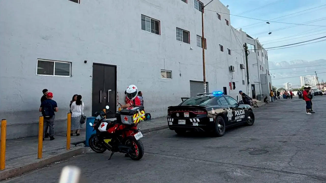 Un hombre de 60 años murió tras desvanecerse al interior de la parroquia Santa María Goretti, en la colonia Bella Vista de Monterrey.