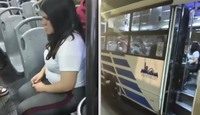 Mujer sentada al interior de una unidad de transporte público.