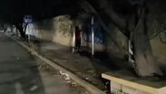 Al percatarse de la acción, la persona que grababa se acercó para reclamarle directamente por el daño al inmueble.