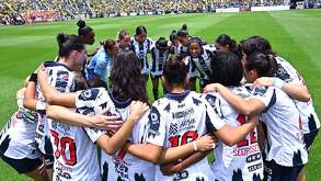 Jugadoras de Rayadas unidas previo al partido ante América en la Final del Clausura 2026.