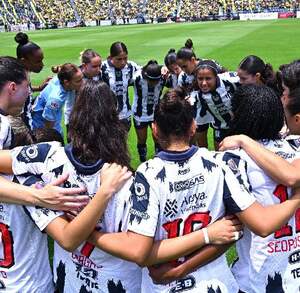 Jugadoras de Rayadas unidas previo al partido ante América en la Final del Clausura 2026.
