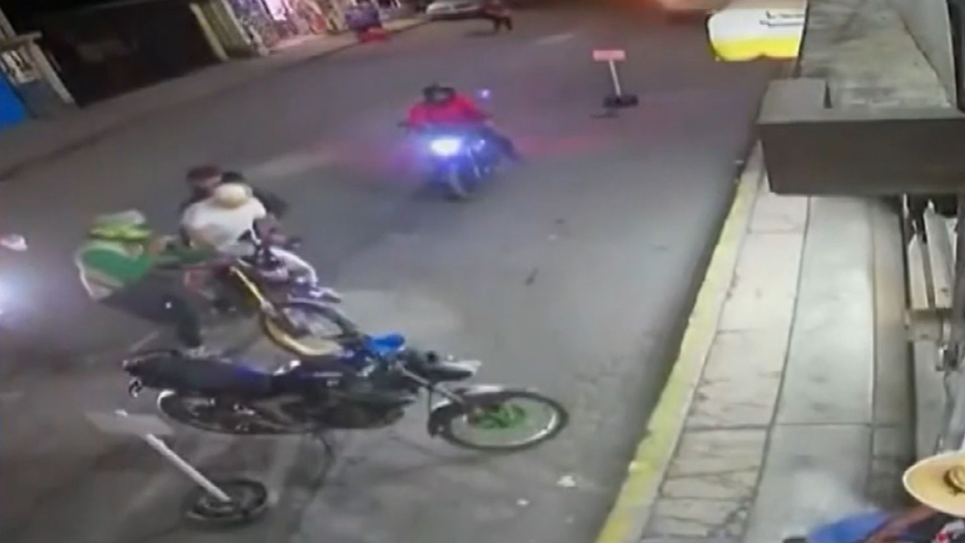 3 delincuentes roban motocicleta en 7 segundos a 30m de cámara C5 en Edomex. Encañonan a 2 jóvenes sin temor a vigilancia.