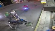Roban motocicleta en menos de 7 segundos, delincuentes ignoran vigilancia y encañonan víctimas