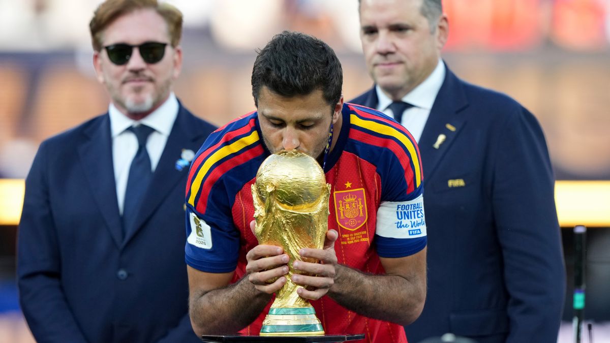 Rodri junto al trofeo del Mundial 2026.