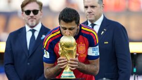 Rodri junto al trofeo del Mundial 2026.