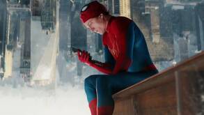 El hombre araña sin su máscara usando un teléfono celular