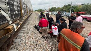 Paramédicos atendiendo a un hombre que fue impactado por el tren en Gómez Palacio.