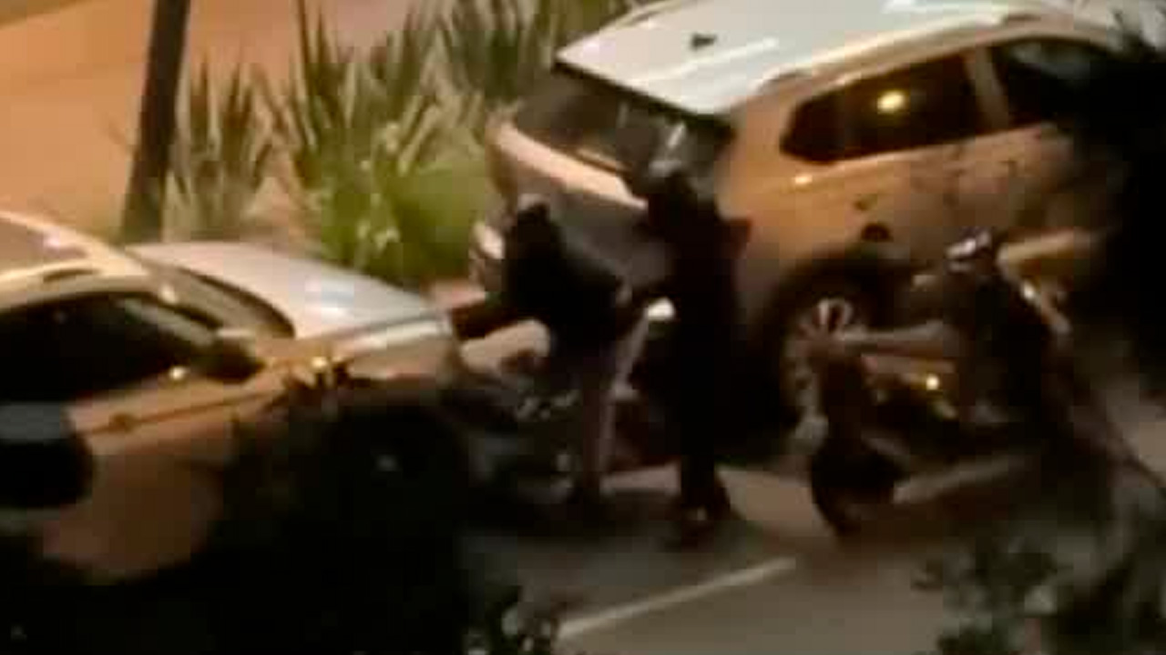 Una cámara de seguridad captó a dos sujetos robando la defensa y un faro de una camioneta en menos de un minuto en la colonia Asturias, alcaldía Cuauhtémoc.