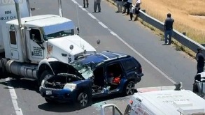 un tráiler impactó a una camioneta en una autopista