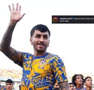 Ángel Correa recibiendo el número 7 en el homenaje a Geronimo Barbadillo.