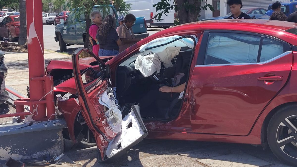 Un aparatoso accidente registrado al mediodía de este sábado frente a las instalaciones de Casa Multimedios dejó como saldo a tres menores de edad lesionado