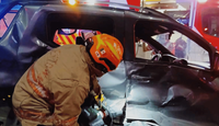 Accidente en el Centro de Monterrey deja dos personas hospitalizadas. Un hombre en situación de calle habría robado una camioneta antes del choque.