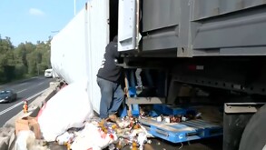 Tráiler vuelca en autopista México-Pachuca