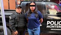 Una joven de 18 años fue detenida tras presuntamente intentar asaltar una tienda de conveniencia con un cutter en el Centro de Monterrey.