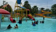 Familias aprovecharon el fin de semana para refrescarse en las albercas.| Especial