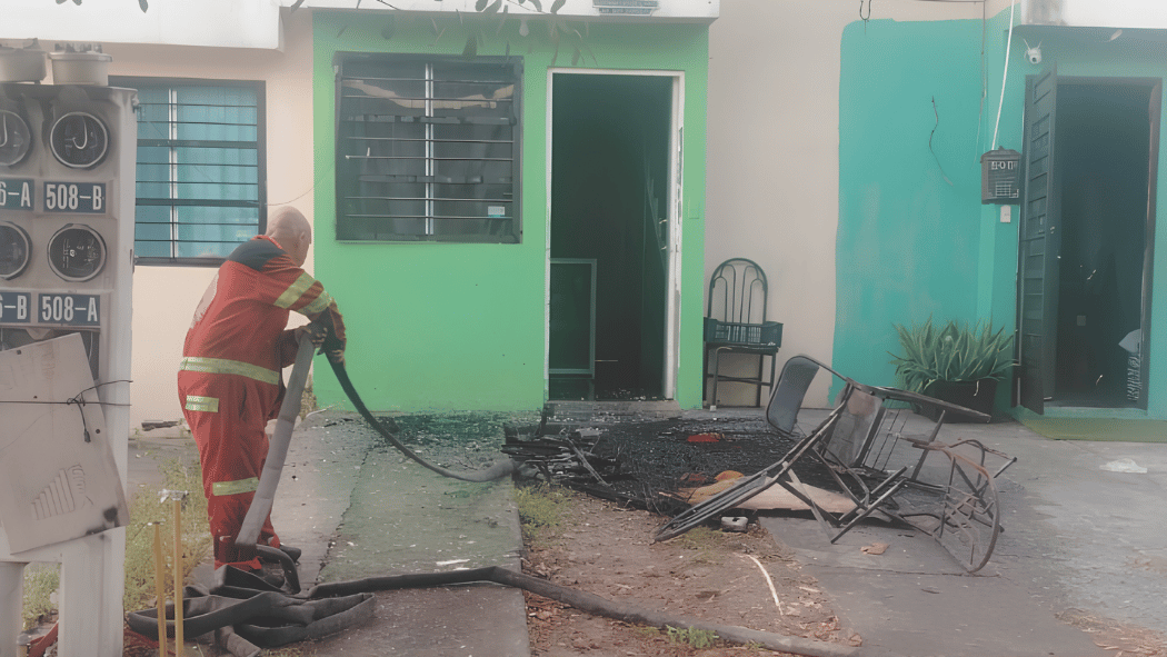 Un hombre saltó desde la azotea para huir de un incendio en su casa en la colonia San Francisco, en Juárez. Presenta quemaduras y lesiones por la caída.