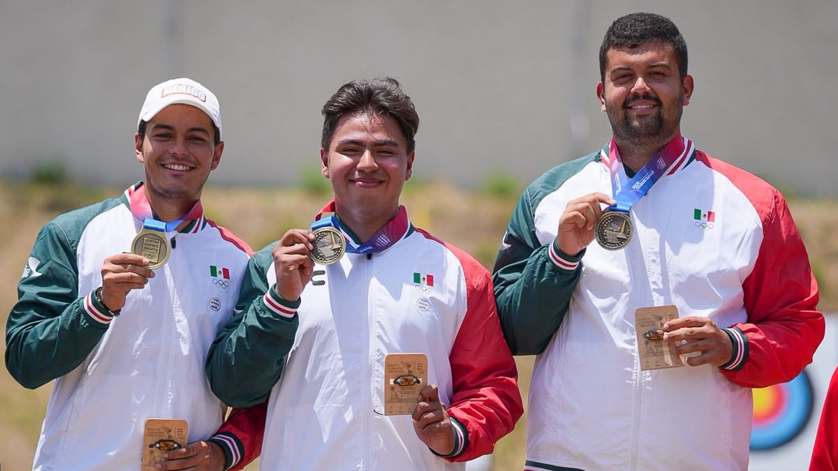 tres atletas mexicanos muestran su medalla de oro de juegos centroamericanos