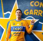 Mauro Lainez posando con la nueva jersey de Tigres para el Apertura 2026 dentro del Estadio Universitario.