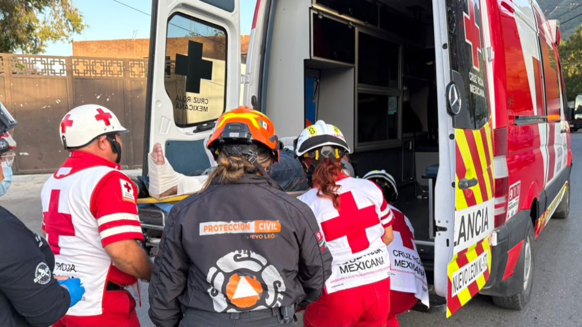 Una conductora presuntamente omitió una señal de alto y provocó un choque que dejó a una pareja lesionada en la colonia Roma, en Monterrey.