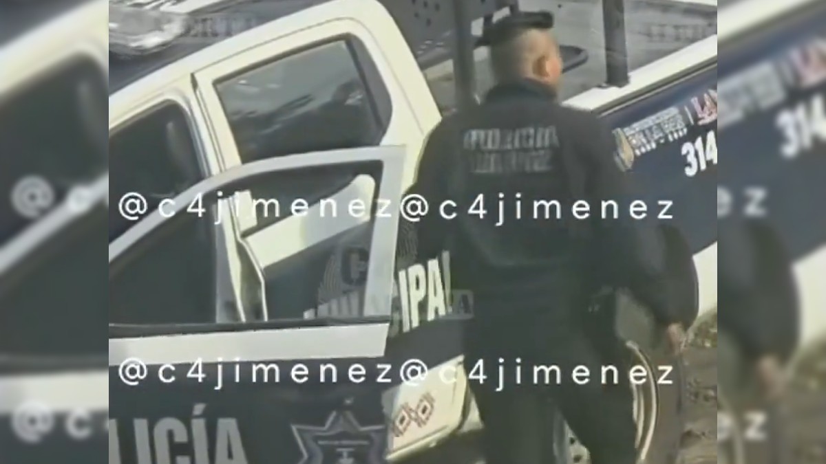 Policías de Los Reyes La Paz vacían el tanque de su patrulla