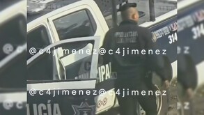 Policías de Los Reyes La Paz vacían el tanque de su patrulla