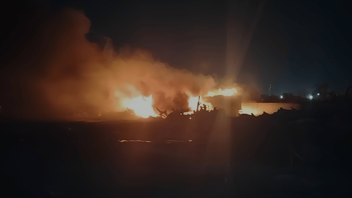 Se reactiva el incendio en un predio de contenedores en la carretera a Dulces Nombres, Pesquería. Autoridades descartan lesionados.