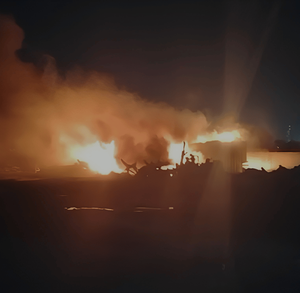 Se reactiva el incendio en un predio de contenedores en la carretera a Dulces Nombres, Pesquería. Autoridades descartan lesionados.