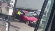 Así fue el tenso momento entre policías viales y un automovilista en Guadalajara | Captura de pantalla rescatada de @RiGarciaJal