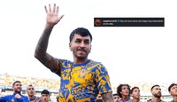 Ángel Correa recibiendo el número 7 en el homenaje a Geronimo Barbadillo.