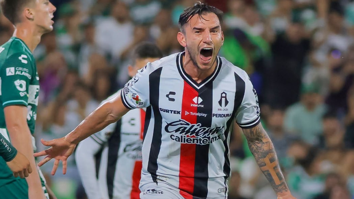 Jugador del Atlas Edgar Zaldívar gritando con los brazos extendidos mientras corre por la cancha con un jugador del Santos Laguna detrás